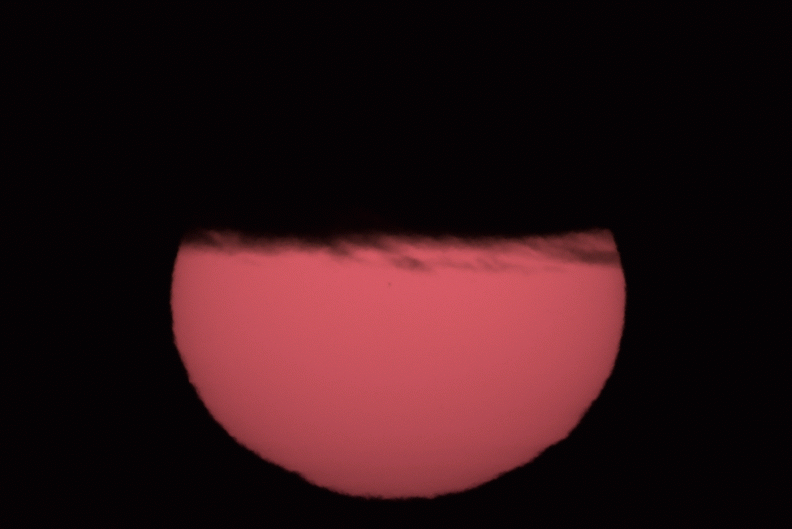 Zum Sonnenuntergang letzte Sichtung des Merkur
in der Mitte unmittelbar unter der Wolke :-) merkur_m1.gif